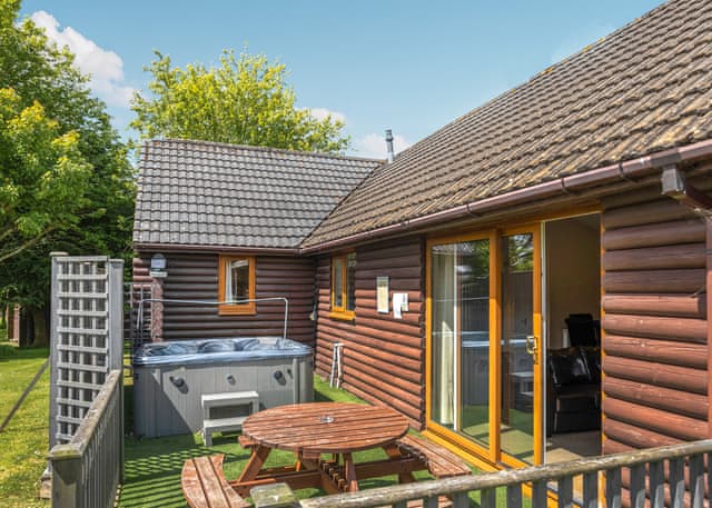 Bungalow 3 Hot Tub - Bodmin Holiday Park, Bodmin