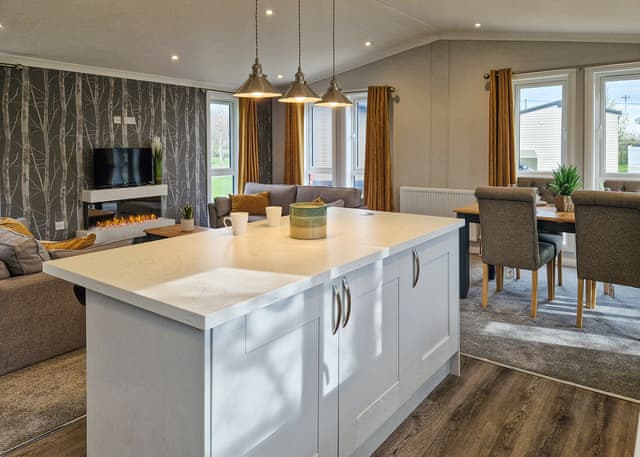 Platinum Plus 2 Bed - Brightlingsea Holiday Park, Brightlingsea