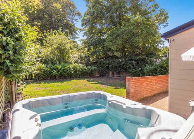 Hollytree Cottage - Cliff House Holiday Park, Dunwich