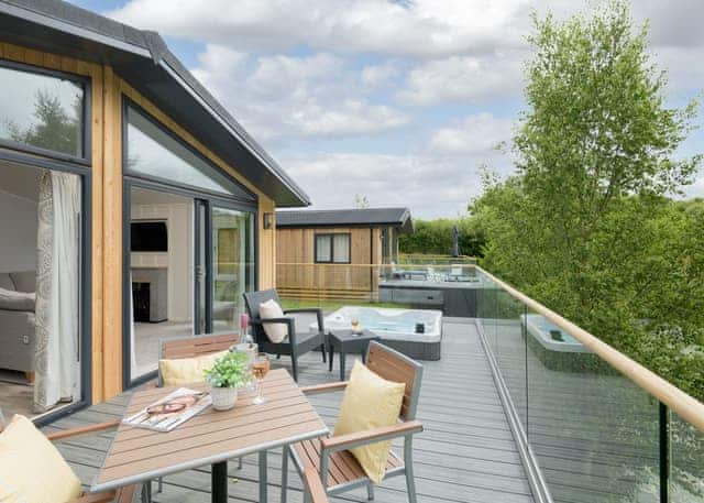 Orchard Deluxe Lakes-Edge 3 Hot Tub - Clawford Lakes Resort and Spa, Clawton, Nr Holsworthy