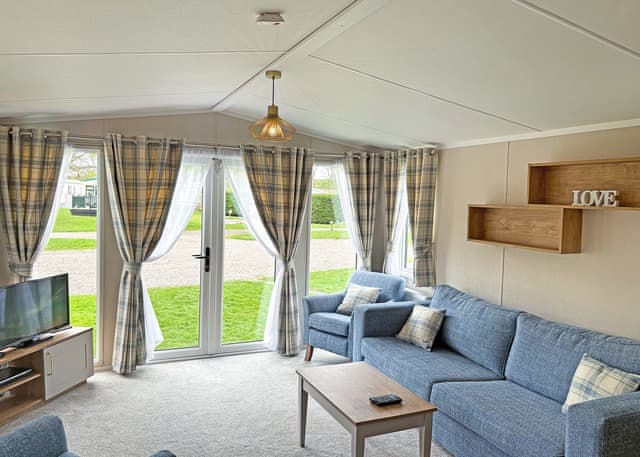Luxury 2 Bedroom Caravan with Hot Tub (PF) - Campsie Glen Holiday Park, Fintry