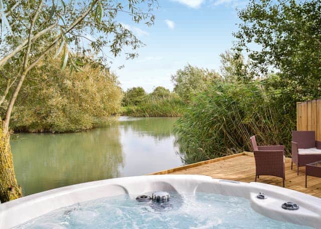 Lake View Hut 1 - Coole Acres Fishery & Leisure Park, Newhall, Nr. Nantwich