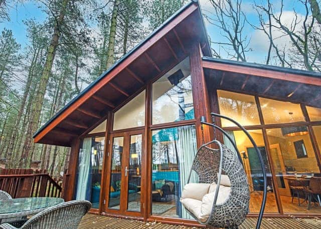 Golden Oak Hideaway pet - Delamere Forest Lodges, Frodsham