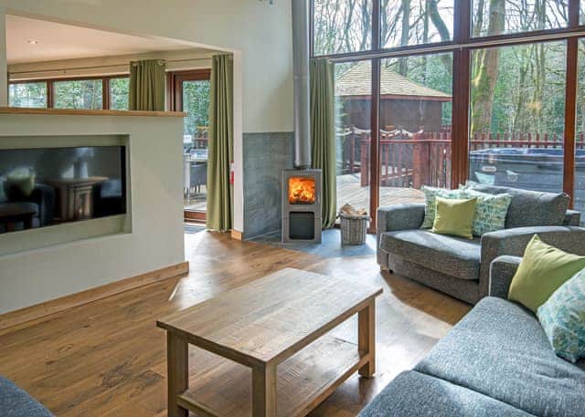 Golden Oak Treehouse Pet - Delamere Forest Lodges, Frodsham