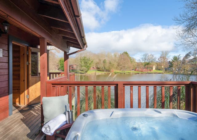 Falls Lodge (6) with Hot Tub - Otter Falls, Upottery, Honiton