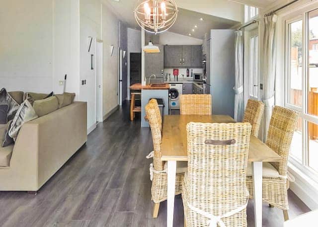 Luxury Lodge 8 Hot Tub - Finlake Resort & Spa, Chudleigh, Newton Abbot