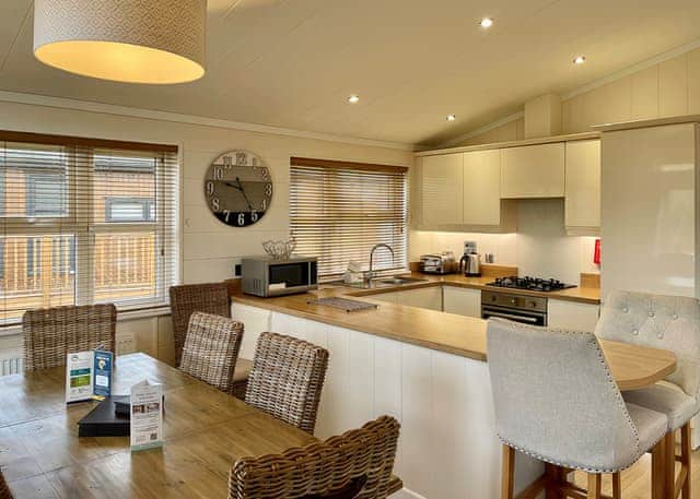 Comfort Plus Lodge Hot Tub 8 - Finlake Resort & Spa, Chudleigh, Newton Abbot
