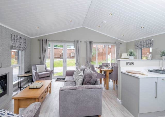 Superior Lodge Hot Tub 4 - Finlake Resort & Spa, Chudleigh, Newton Abbot