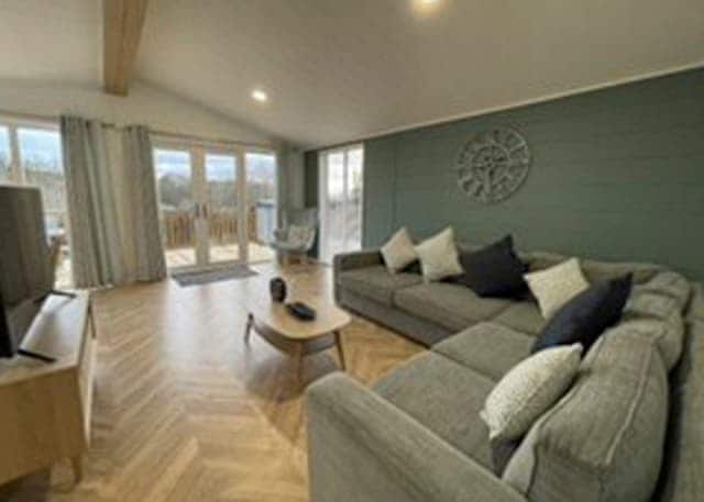 Superior Lodge Hot Tub 6 - Finlake Resort & Spa, Chudleigh, Newton Abbot