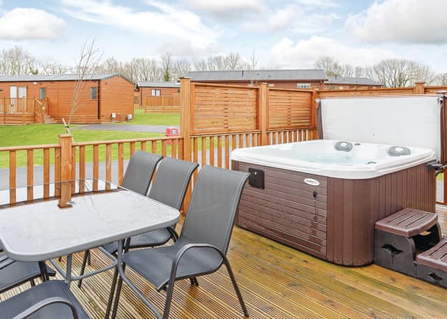 Comfort Plus Hot Tub 6 - Finlake Resort & Spa, Chudleigh, Newton Abbot