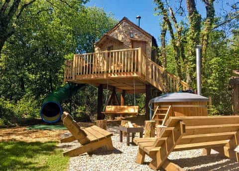 Pyatts Nest Treehouse - Florence Springs Glamping, St Florence, Tenby