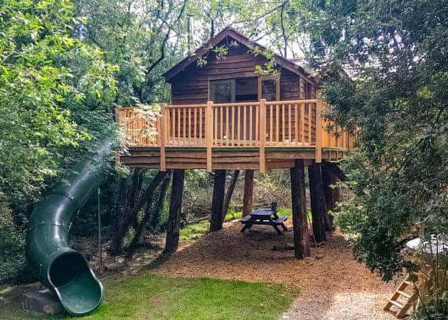 Cuckoos Nest Treehouse - Florence Springs Glamping, St Florence, Tenby