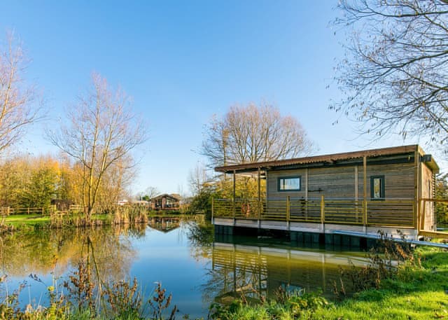 Floating Lodge - Fairwood Lakes Holiday Park, Westbury