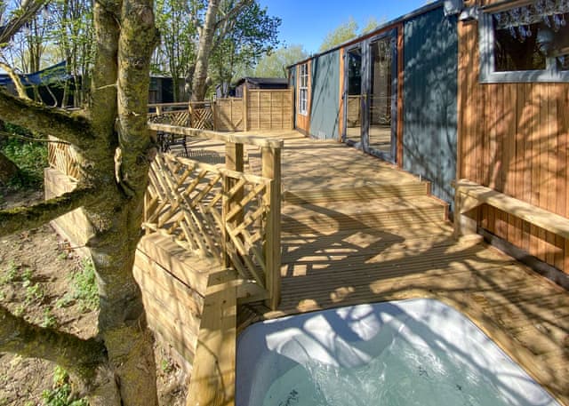 Cozy Cabin 2 - Fairwood Lakes Holiday Park, Westbury