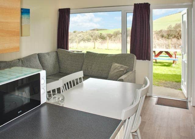 Bronze 2 Bed Chalet - Gilfach Holiday Apartments, Gilfach-Yr-Halen