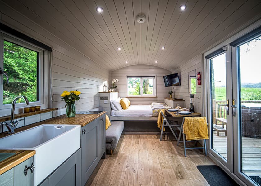 Shepherd's Hut Spa - Glampio Gelli Glamping - Lodges - Book Online -  Hoseasons