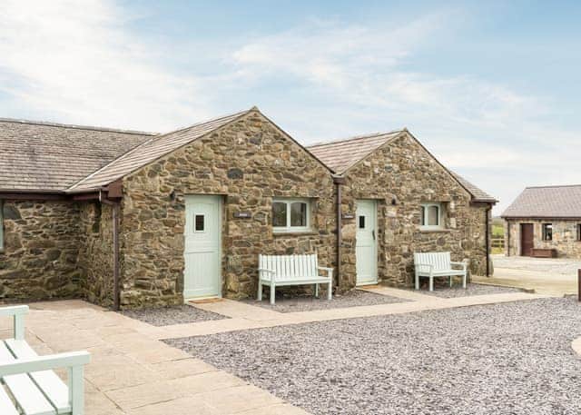 Blue Bird Cottage - Glan Morfa Lodge Retreat, Llangafo