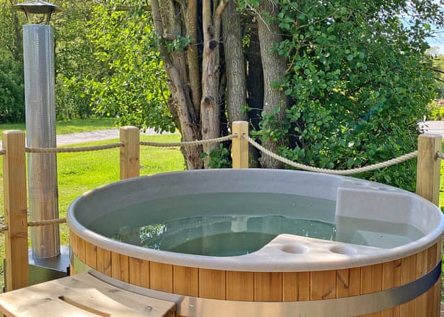 Rustic Pod VIP PF - Hall More, Hale