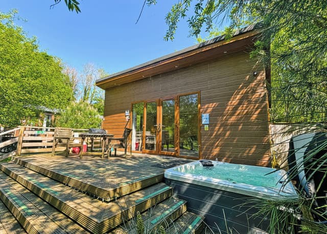 Quail Lodge - Herons Lake Retreat, Caerwys, Flintshire