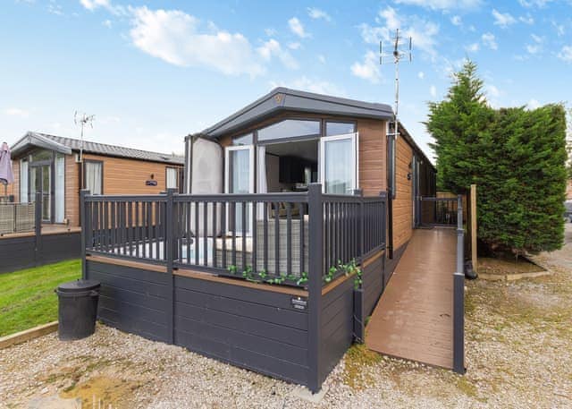 Riverwood Lodge 44 - Ladera Retreat Lodges, Eaton, Congleton