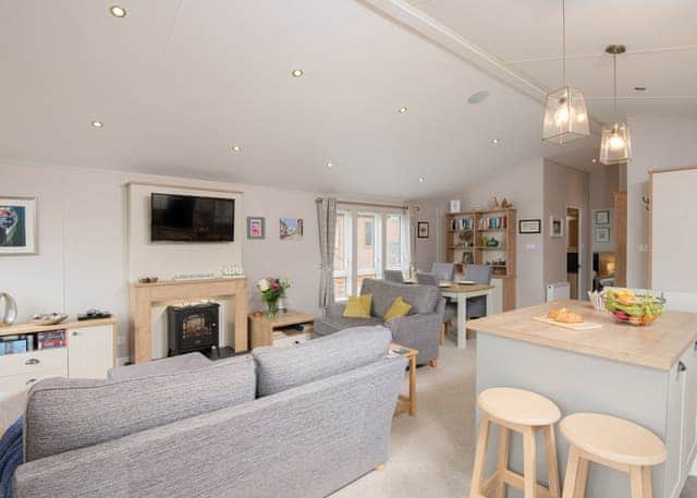 Lake Front Pet 2-bedroom Lodge (Sleeps 6) - Lakeview Manor Lodges, Dunkeswell, Honiton