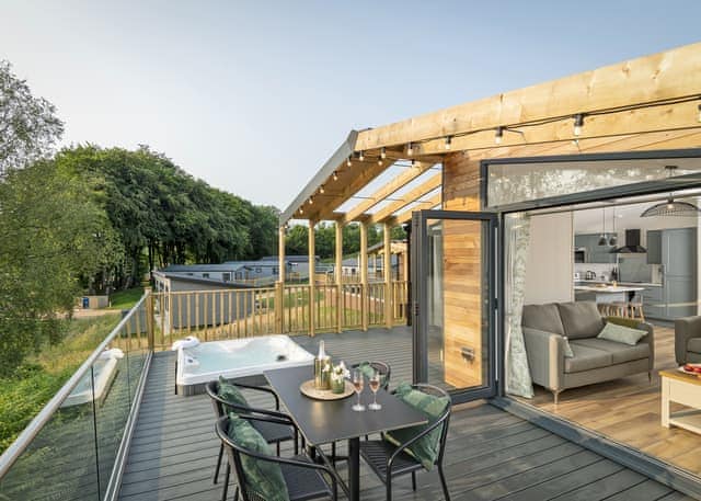 Valley Lake Front 2 bed Hot Tub Pet (sleeps 4) - Lakeview Manor Lodges, Dunkeswell, Honiton