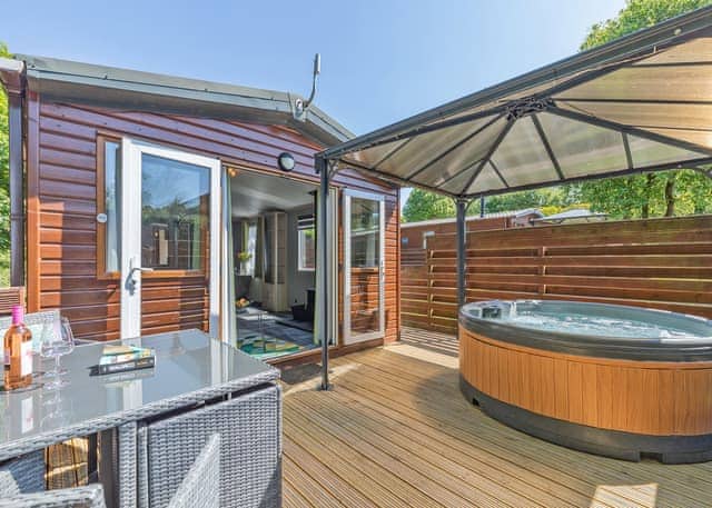 Peak Luxury Lodge - Longnor Wood Holiday Park, Longnor, Nr. Buxton