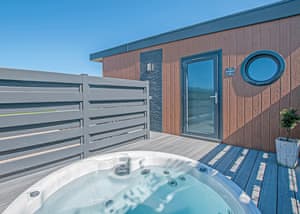 Studio Pod - Maesmawr Farm Resort, Caersws, Nr Newtown