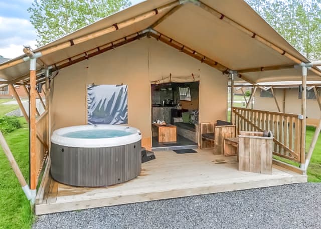 Safari Tent - Maesmawr Farm Resort, Caersws, Nr Newtown