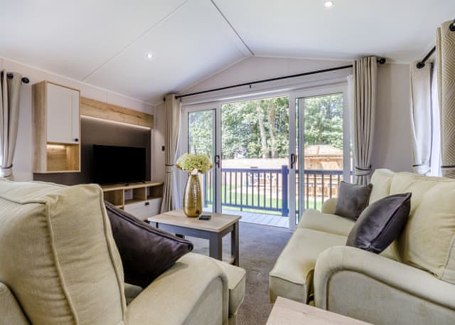 2 Bed Lux Garden Lodge Pet Friendly Hot Tub - Messingham Lakes, Messingham