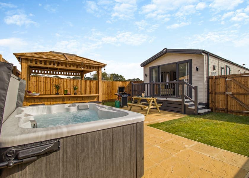 2 Bed Lux Garden Lodge Hot Tub - Messingham Lakes, Messingham