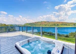 Waterfront Tamarack Hot Tub Lodge - Oban Holiday Park, Oban