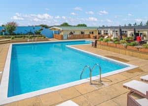 Outdoor pool | Ocean Heights Leisure Park, New Quay