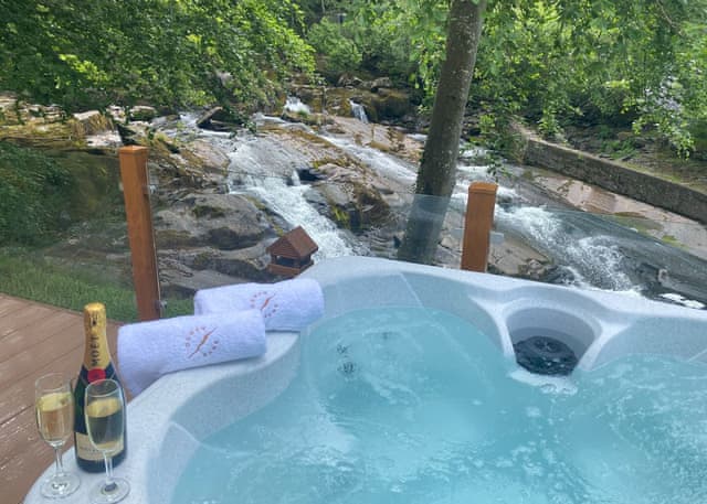 The Falls (Pet) - Ogwen Bank Caravan & Lodge Park, Snowdonia