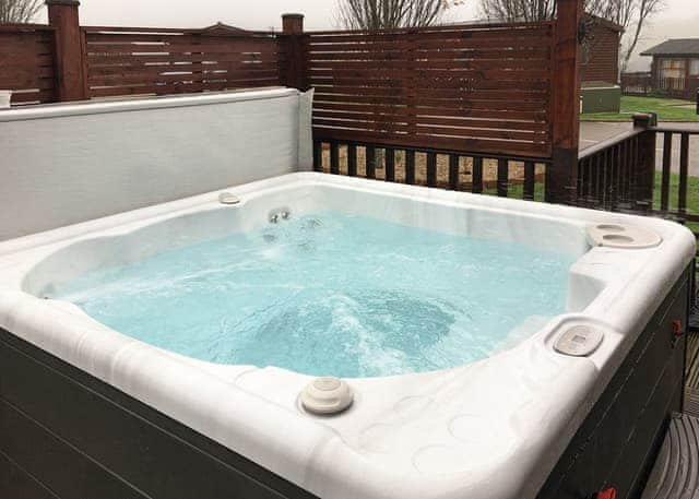 Classic Lodge Hot Tub 4 - Devon Hills Holiday Park, Paignton