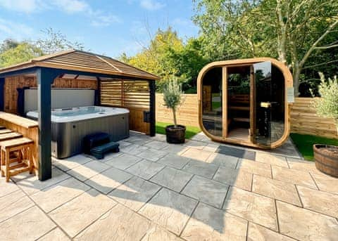 Spa Sensation (Sauna & Hot Tub) - Raywell Hall Country Lodges, Raywell, Beverley