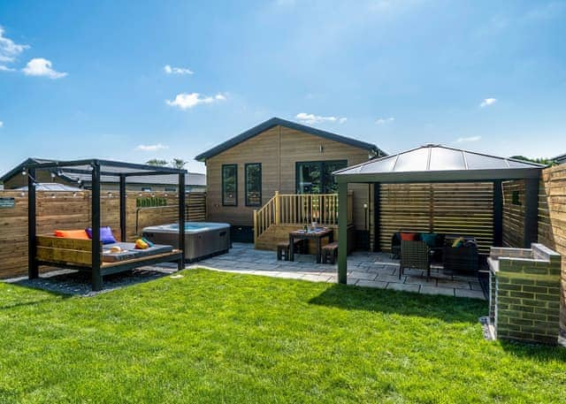 Woodside Spa - Raywell Hall Country Lodges, Raywell, Beverley