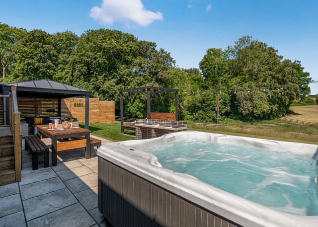 Spa Utopia (Sauna & Hot tub) - Raywell Hall Country Lodges, Raywell, Beverley