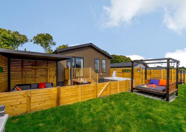 Wolds View Spa (Pet Garden) - Raywell Hall Country Lodges, Raywell, Beverley