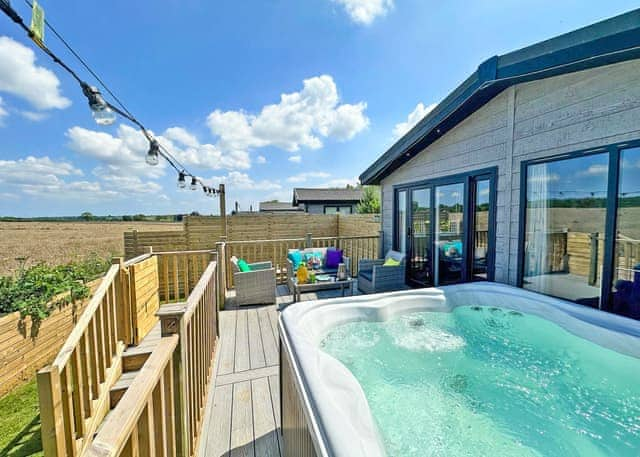 Spa Lookout (Pet Garden) - Raywell Hall Country Lodges, Raywell, Beverley