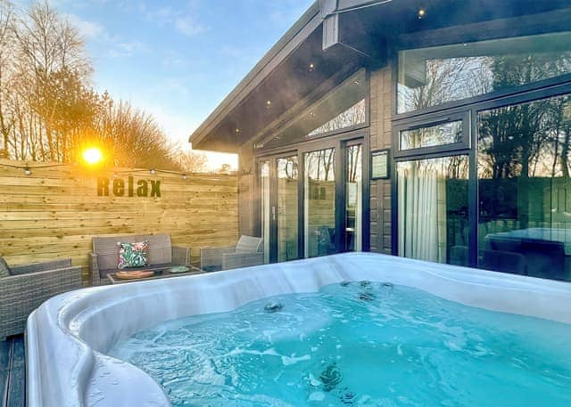 Spa Dreamaway (Pet Garden) - Raywell Hall Country Lodges, Raywell, Beverley