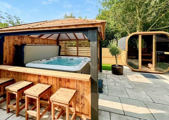 Spa Sensation (Sauna & Hot Tub) - Raywell Hall Country Lodges, Raywell, Beverley