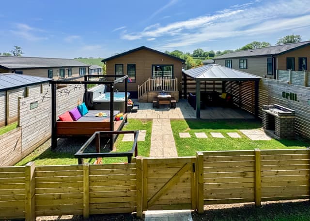 Nut Wood Spa (Pet Garden) - Raywell Hall Country Lodges, Raywell, Beverley