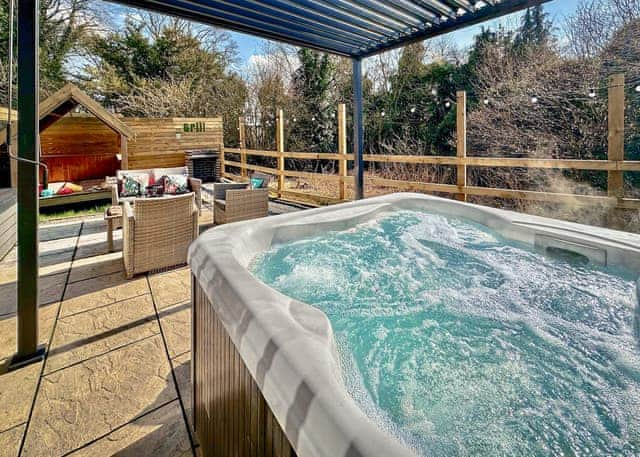 Spa Hideaway - Raywell Hall Country Lodges, Raywell, Beverley