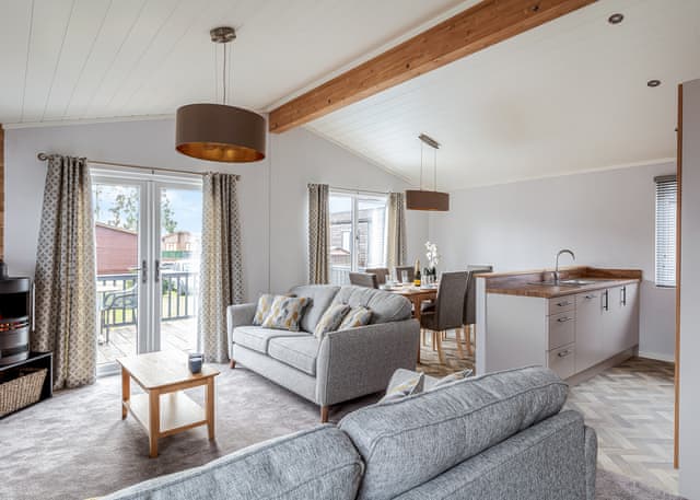 Three Bedroom Luxury Lodge with Hot Tub - Roydon Marina Village, Roydon