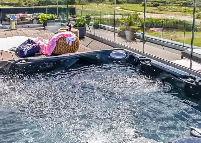 8 berth barn roof terrace hot tub - Retallack Resort and Spa, St Columb Major