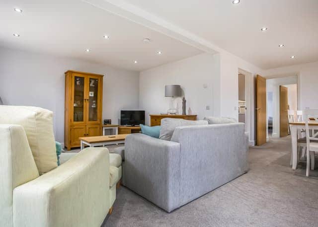 Indulgent 8 Berth Lodge with Hot Tub Pet - Sandy Balls Holiday Village, Godshill, Fordingbridge