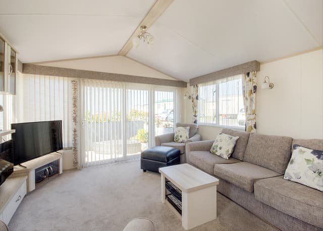 Platinum 2 Caravan with decking sleeps 4 - Par Sands, Par