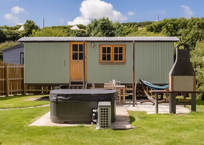 Coastal Hideaway Shepherds Hut - Sun Haven Holiday Park, Mawgan Porth, Nr Newquay