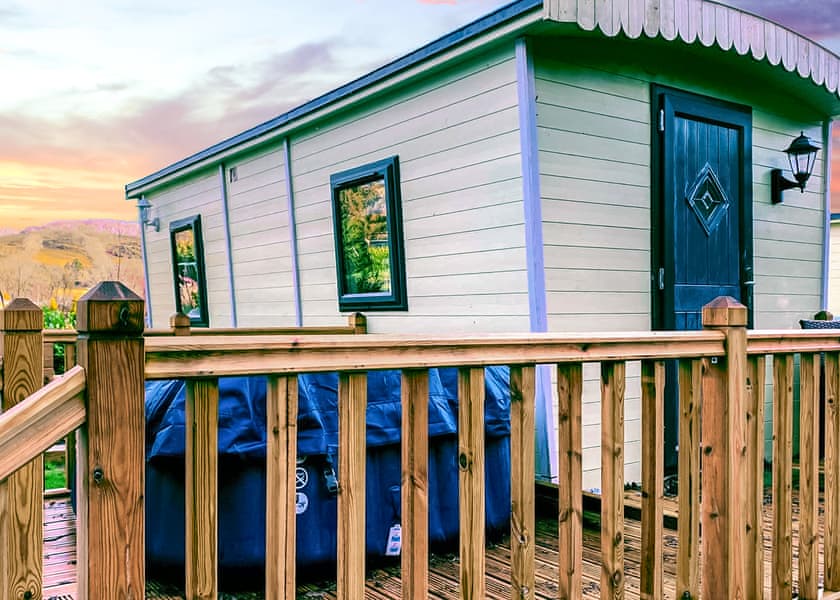 Shepherd's Hut Spa - Glampio Gelli Glamping - Lodges - Book Online -  Hoseasons